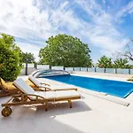 아파트 Ayni With Private Pool - Happy 우마그