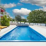 아파트 Ayni With Private Pool - Happy
