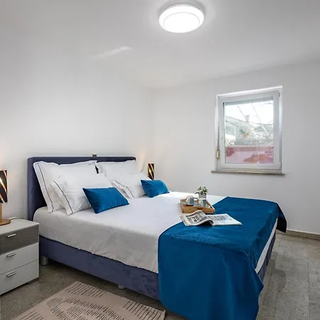 Apartment Ayni - Happy *