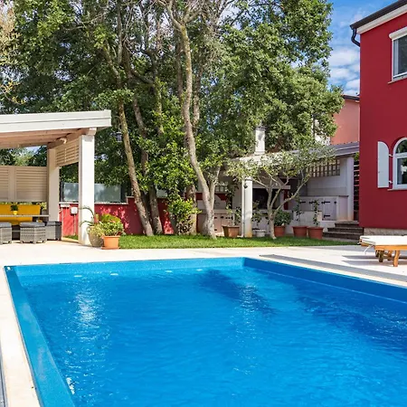아파트 Ayni With Private Pool - Happy