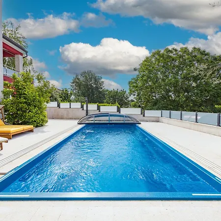 아파트 Ayni With Private Pool - Happy