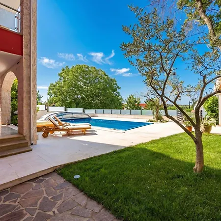 아파트 Ayni With Private Pool - Happy 우마그