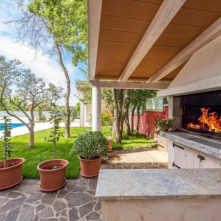 Ayni With Private Pool - Happy Apartament